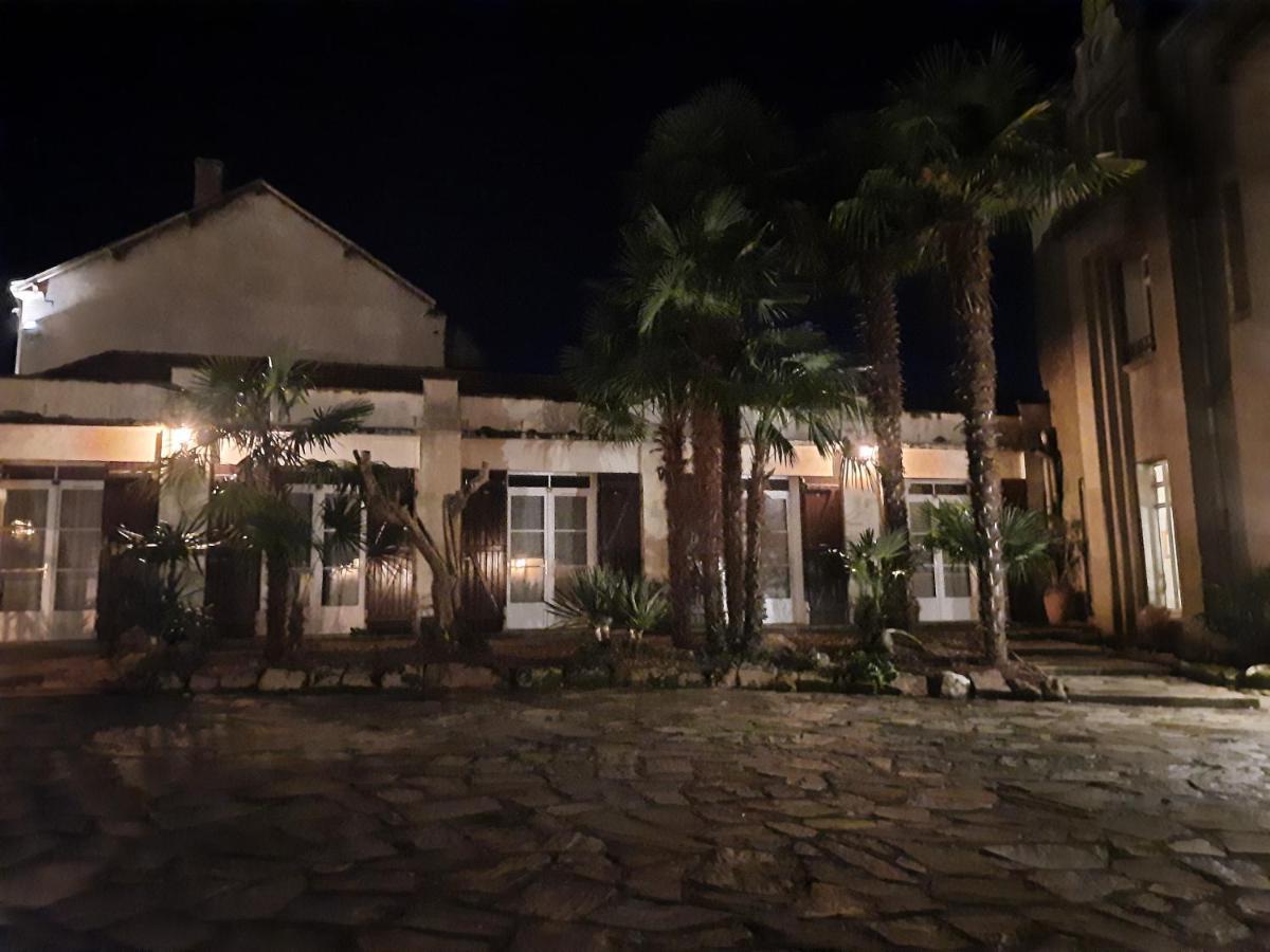 Hotel De La Barbacane Tiffauges Екстер'єр фото