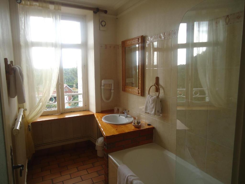 Hotel De La Barbacane Tiffauges Номер фото