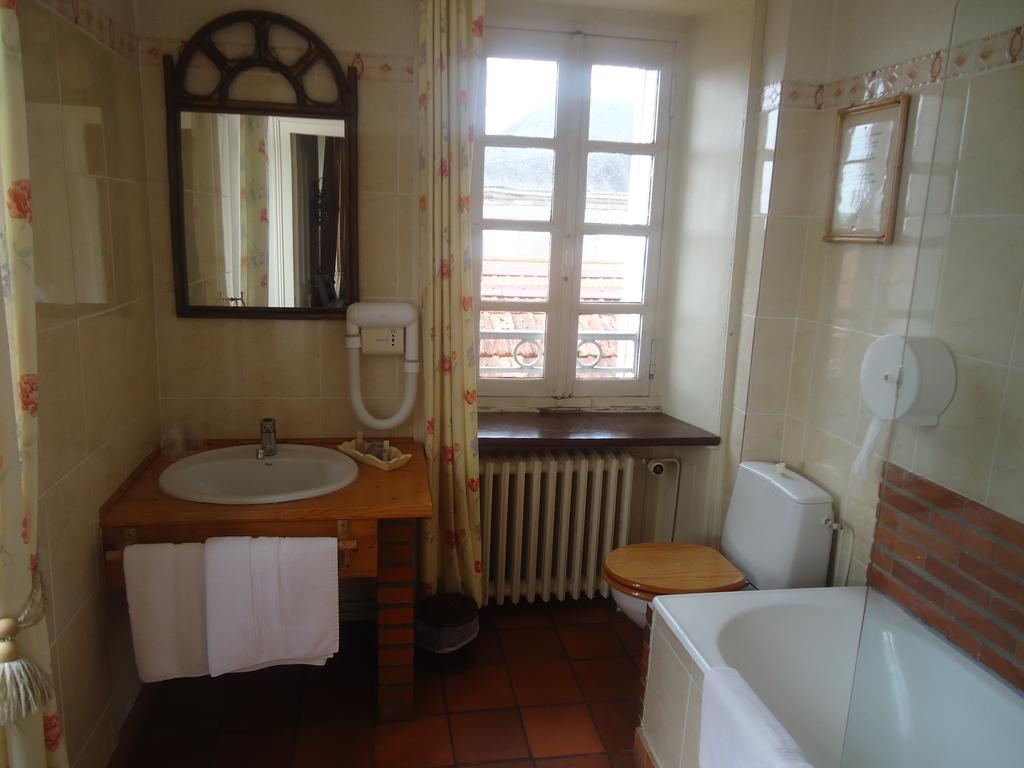 Hotel De La Barbacane Tiffauges Номер фото