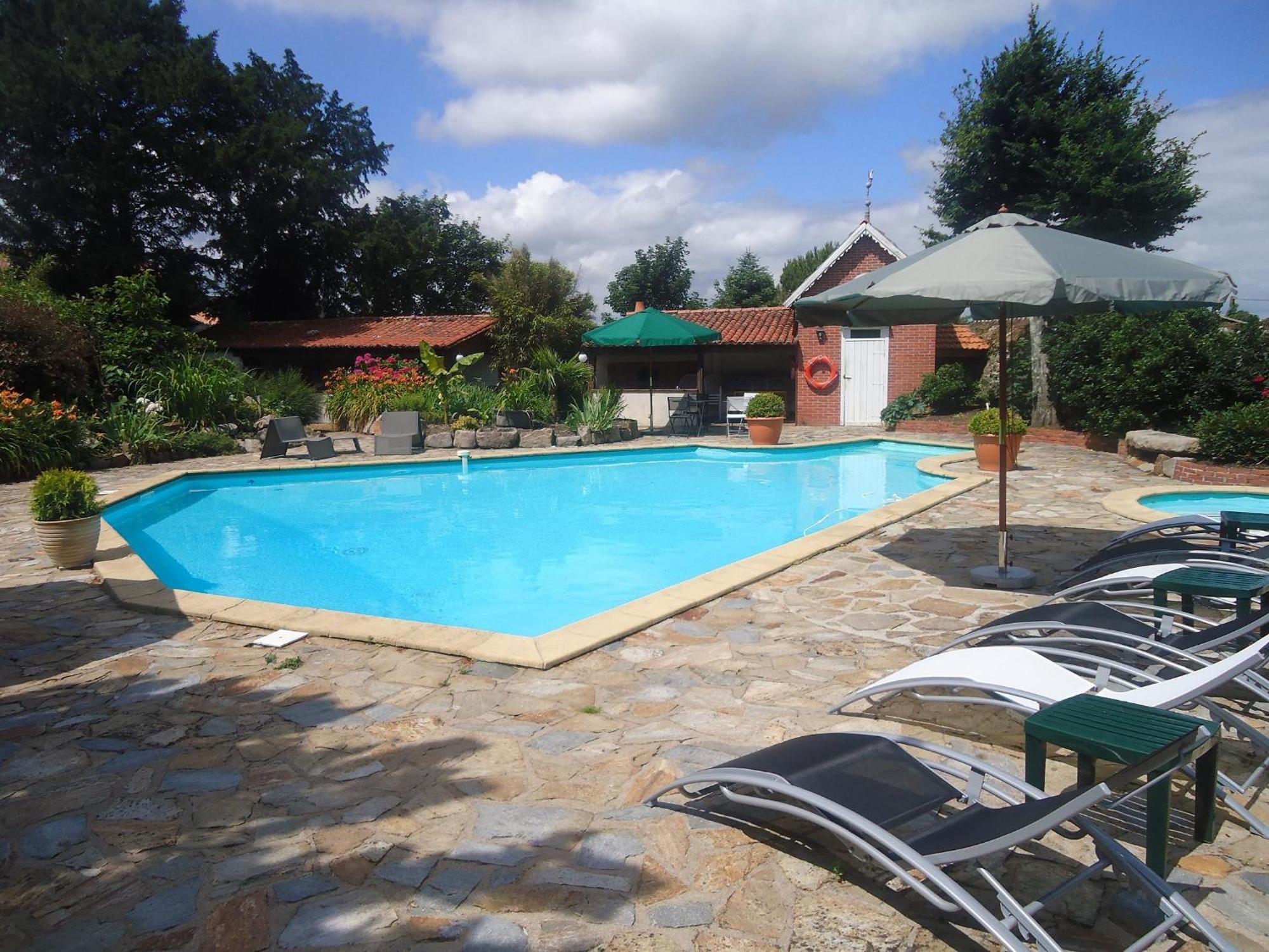 Hotel De La Barbacane Tiffauges Екстер'єр фото