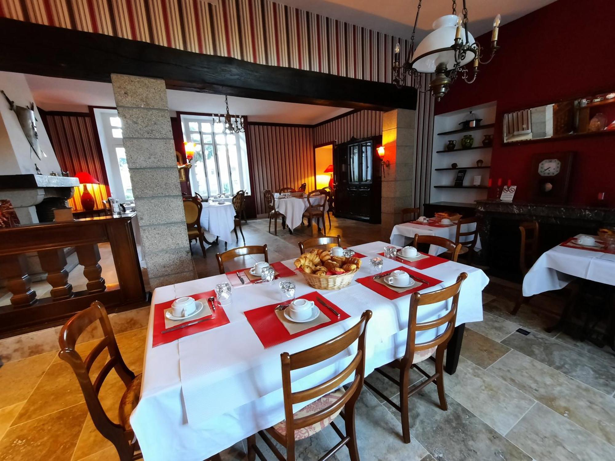 Hotel De La Barbacane Tiffauges Екстер'єр фото